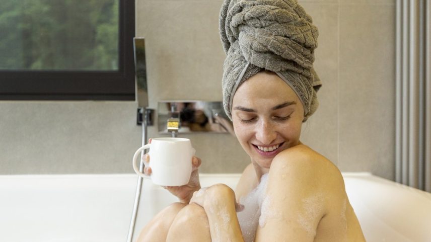 Menos banho no frio está liberado, e dermatologistas explicam o motivo — Foto: Freepik