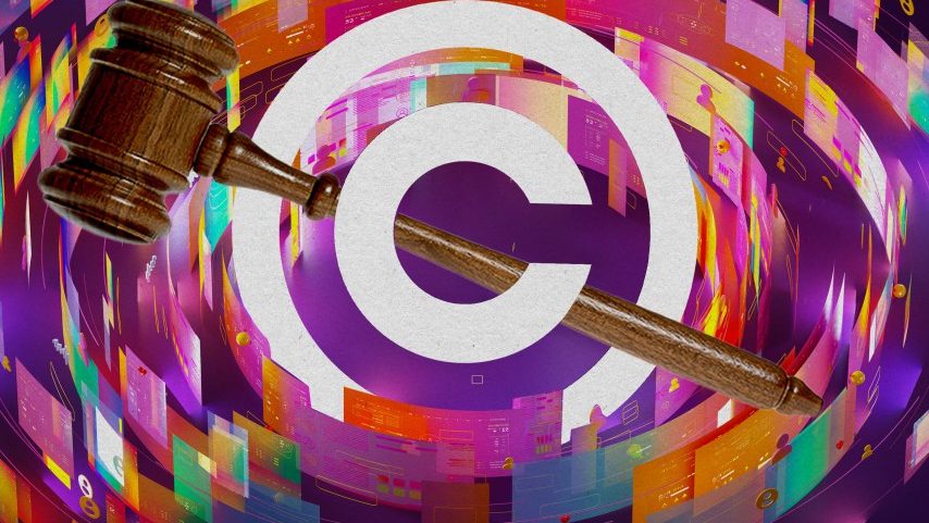 Símbolo de copyright cercado por telas digitais, com um martelo no meio. (Foto: Sarah Rogers/MITTR | Getty)