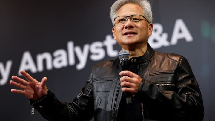 Jensen Huang, cofundador e CEO da Nvidia Corp., fala durante uma coletiva de imprensa em Taipei em 21 de maio de 2025. (Foto: I-hwa Cheng | Afp | Getty Images)