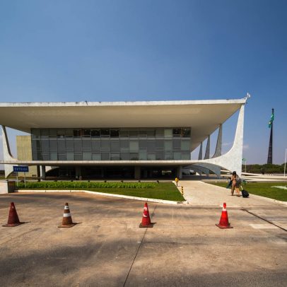 Governo brasileiro aguarda adiamento de tarifas de Trump devido à inflação do café e laranja
