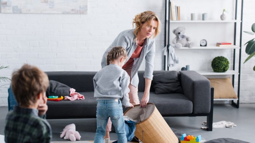 Cesto de brinquedos pode ser solução ou caos na hora de armazenar os brinquedos das crianças (Foto: Lightfield Studios/Adobe Stock)