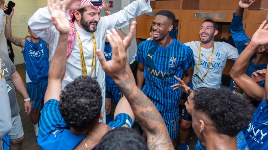 Jogadores do Al-Hilal festejam o presidente Fahad bin Nafel após anúncio da premiação pela vitória sobre o Manchester City (Foto: Divulgação/Al-Hilal)