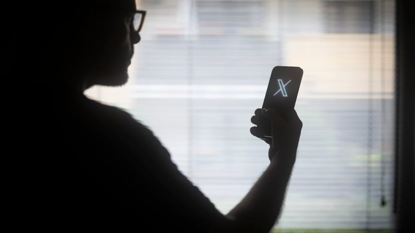 Logotipo da X em um dispositivo móvel. (Foto: Jaap Arriens/NurPhoto/Getty Images)