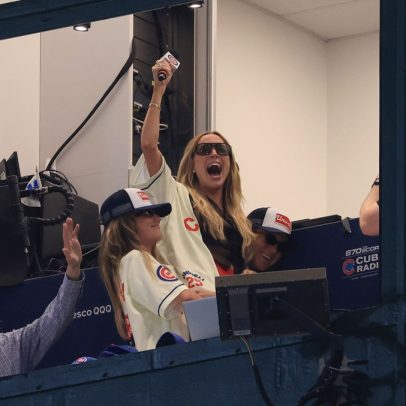 Alex Cooper faz performance divertida de 'Take Me Out to the Ball Game' em Chicago