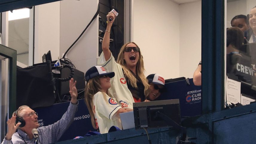 Alex Cooper, apresentadora do podcast “Call Her Daddy”, não se saiu bem ao cantar “Take Me Out to the Ball Game” durante o jogo do Chicago Cubs no dia 5 de julho. (Foto: Reprodução)