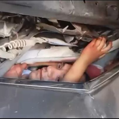 Carro é esmagado e mãe clama por ajuda ao filho preso nas ferragens