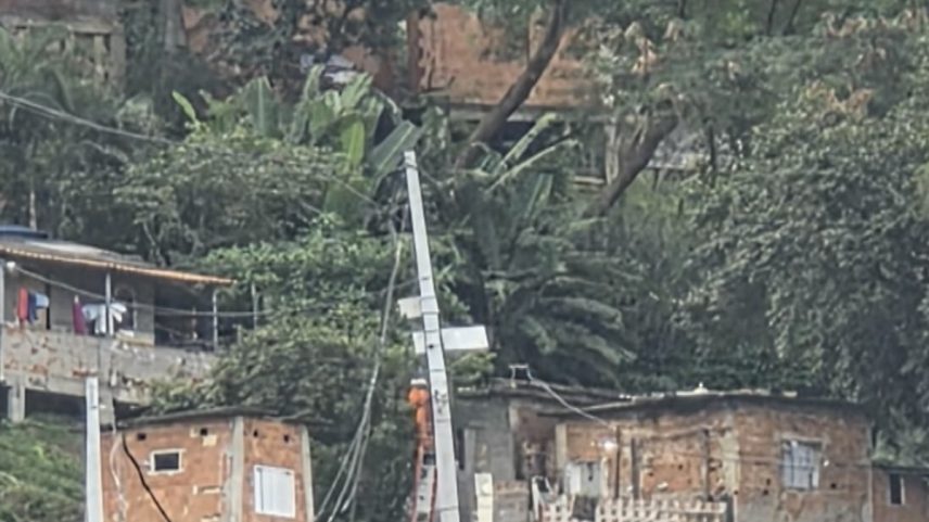Equipamentos da central de internet no Morro dos Macacos — Foto: Reprodução/TV Globo