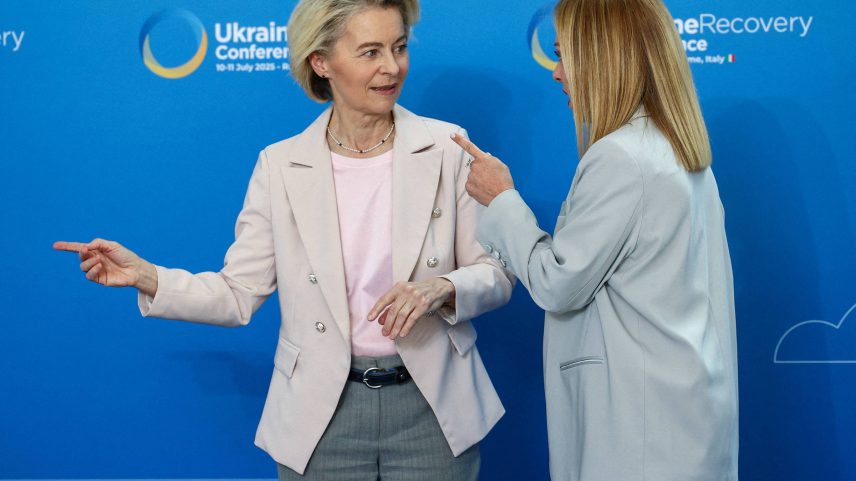 A premiê italiana, Giorgia Meloni, recebe a presidente da Comissão Europeia, Ursula von der Leyen, em conferência sobre a reconstrução da Ucrânia, em Roma, nesta quinta-feira (10) (Foto: Guglielmo Mangiapane/Reuters).