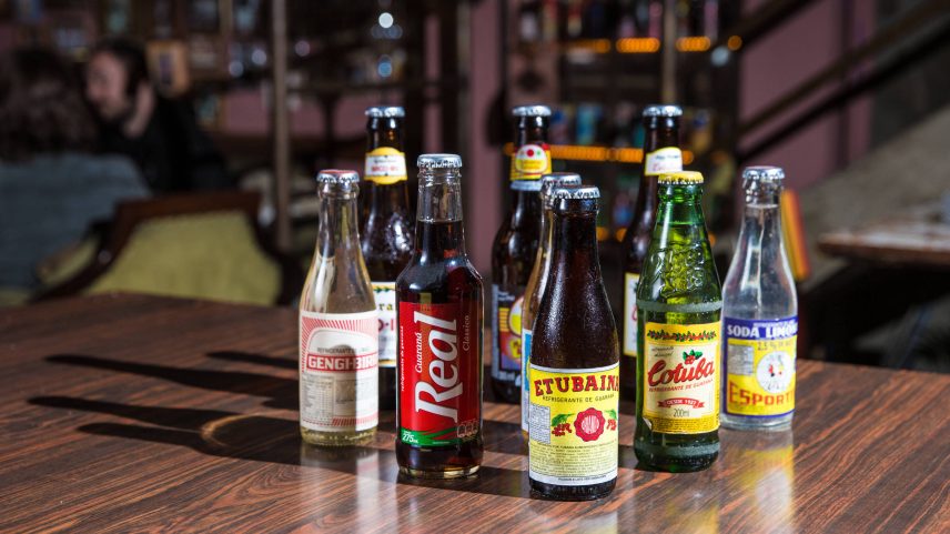 Garrafas de refrigerante em bar de São Paulo (Foto: Alberto Rocha - 22.jul.2017/Folhapress)