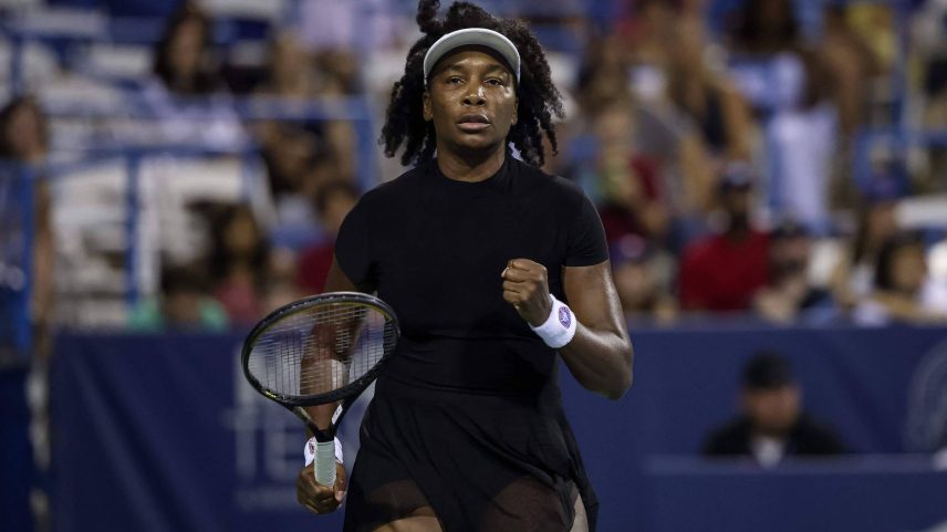 Venus Williams comemora ponto contra Magdalena Frech no WTA 500 de Washington (Foto: Scott Taetsch - 24.jul.2025/Getty Images via AFP)