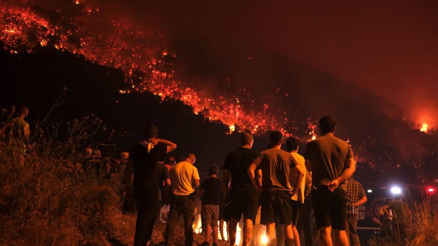 Moradores e bombeiros observam chamas em área florestal de Bursa, na Turquia, neste domingo (27) (Foto: Onur Yurtsever/AFP)