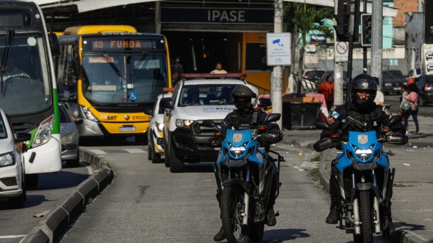 Policiais em patrulhamento no Rio: estado teve aumento de 27% nos roubos de celular em junho (Foto: Gabriel de Paiva / Agência O Globo / 21-07-2025)
