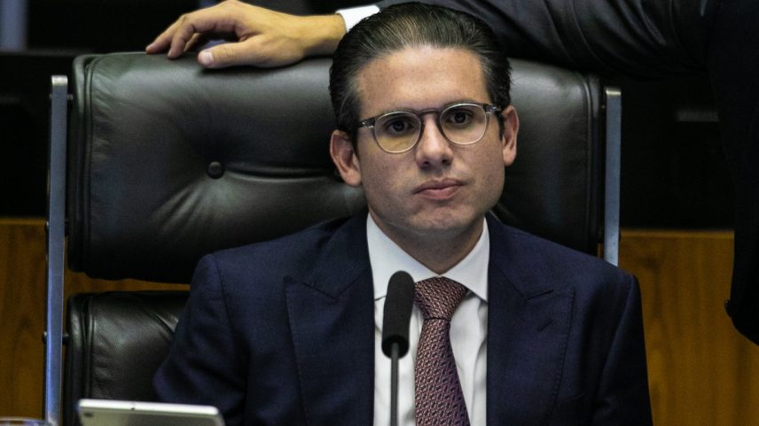 Hugo Motta em sessão na Câmara para votar projeto que cancela decreto do governo que elevou o IOF (Foto: Brenno Carvalho / Agência O Globo)