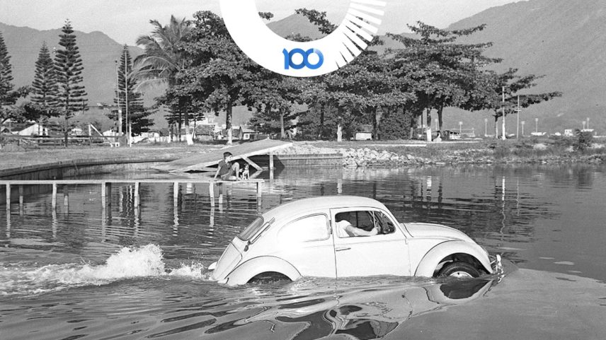 Fusca Anfíbio de Mauro Salles na Lagoa Rodrigo de Freitas (Foto: Arquivo / Agência O Globo)
