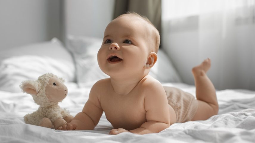 O cheiro característico dos bebês pode influenciar a relação com a mãe. (Foto: Freepik)