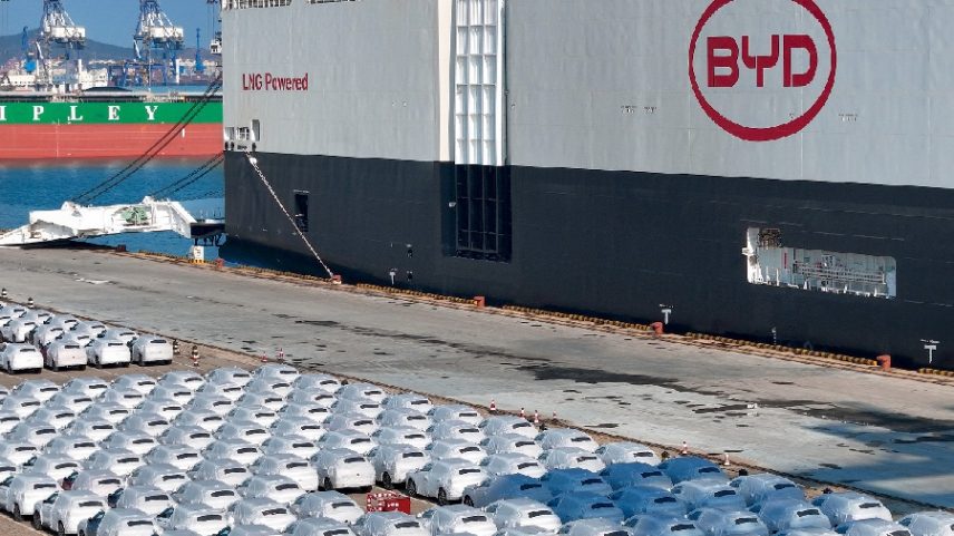 Navio da BYD carregado de carros chega ao Brasil (Foto: Costphoto/Getty Images)