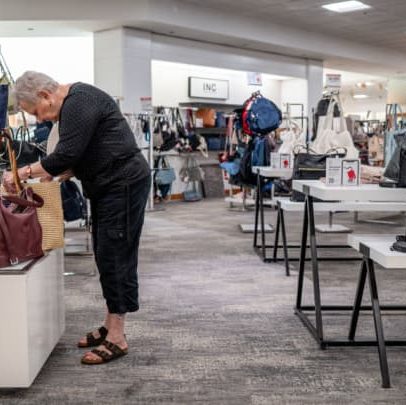 Aumento de preços nas lojas americanas acelera devido a tarifas comerciais