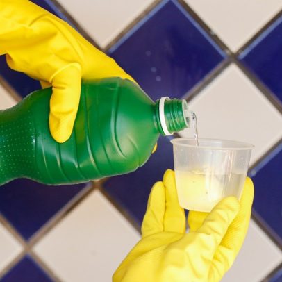 Misturar água sanitária e álcool pode causar reações perigosas na limpeza
