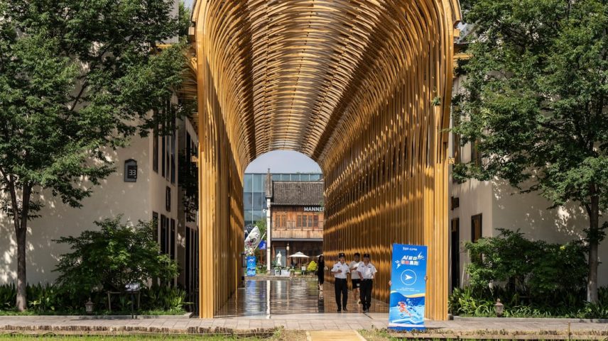 Os governos locais impulsionaram o crescimento das startups de IA com a construção de empreendimentos como o Dream Town em Hangzhou, cidade que abriga a Alibaba, a DeepSeek e um crescente pool de talentos em IA (Foto: Qilai Shen/NYT)