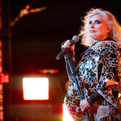 Debbie Harry fala sobre expectativas de imagem na música e sua vontade de trabalhar