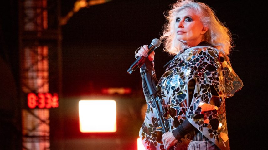 Debbie Harry, da banda Blondie, revelou que passar por cirurgia plástica "pareceu necessário" para manter sua carreira. (Foto: Reprodução)