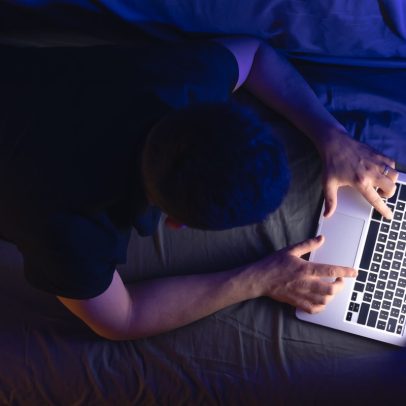 Homem toma atitude inusitada após separação causada por publicidade de site adulto