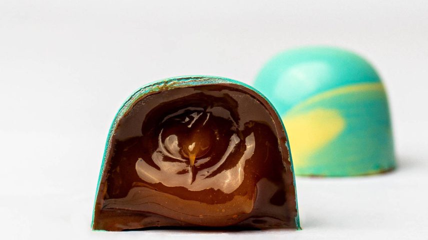 Bombom de chocolate e caramelo da Mica, marca artesanal (Foto: Divulgação)