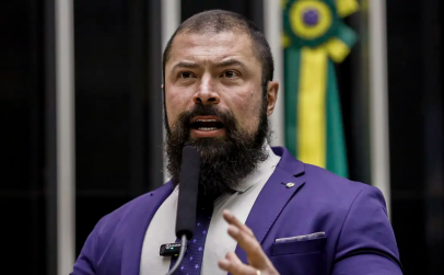 Câmara avança com projeto que permite policiais comprarem até 6 armas por ano