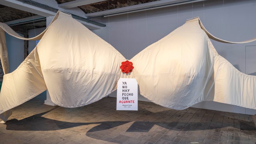 A Bra, 1995/2025, pelo coletivo Las Chicas del Chancho y el Corpiño; no KW Institute for Contemporary Art. Foto Marvin Systermans/©Kikí Roca (Las Chicas del Chancho y el Corpiño)