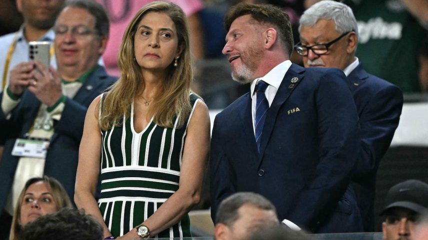 Alejandro Domínguez, presidente da Conmebol, conversa ao pé do ouvido com Leila Pereira, mandatária do Palmeiras. (Foto: Patricia De Melo Moreira/AFP)