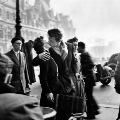 Beijo icônico de Paris revela esperança e romance em foto encomendado pós-guerra
