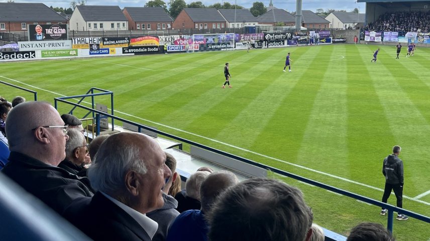 Torcedores veem partida de futebol em Lurgan, Irlanda do Norte (Foto: Peter MURPHY / AFP)