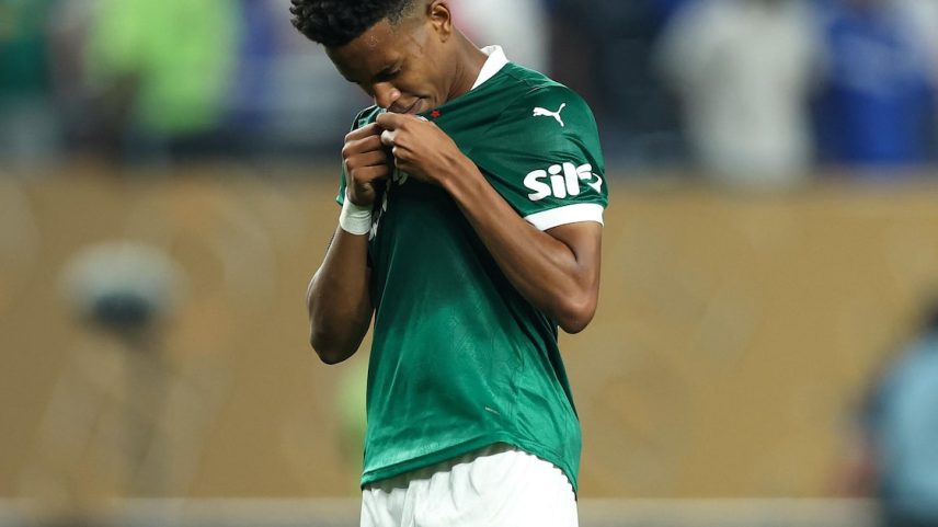 Estêvão beija o escudo do Palmeiras após eliminação no Mundial. (Foto: Francois Nel/Getty Images via AFP)