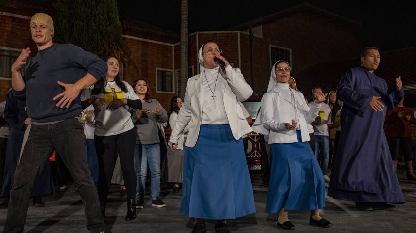 Irmãs Marizele Rego e Marisa Neves gravam clipe para 'Vocação', música de vídeo que viralizou (Foto: Victor Moriyama/NYT)