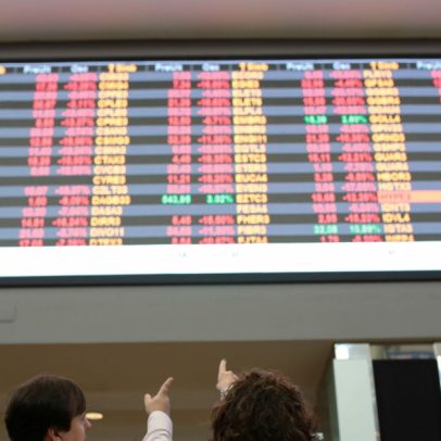 Ibovespa recua com incertezas sobre tarifas de Trump e feriado em São Paulo