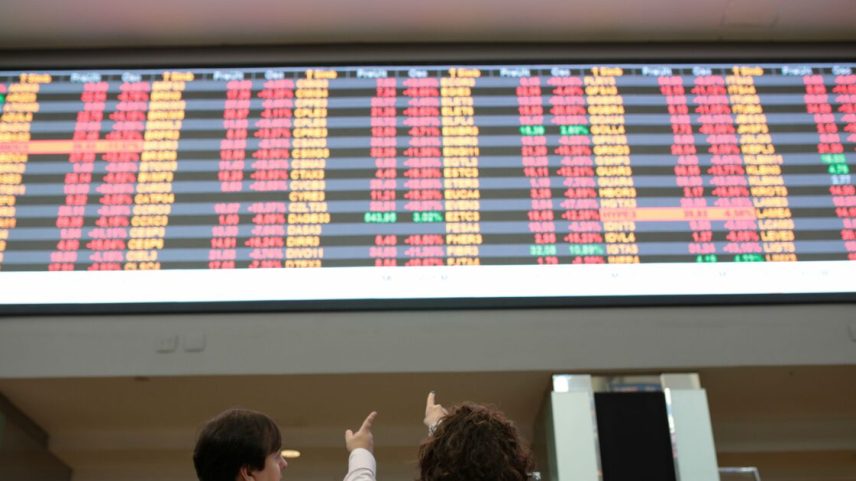 O dólar, por sua vez, opera perto da estabilidade, com alta de 0,01% e é negociado a R$ 5,46. Na véspera, a moeda estrangeira recuou 0,59% (Foto: Bloomberg/Patricia Monteiro)