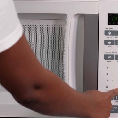 Micro-ondas é seguro para aquecer alimentos? Nutricionista explica os cuidados necessários