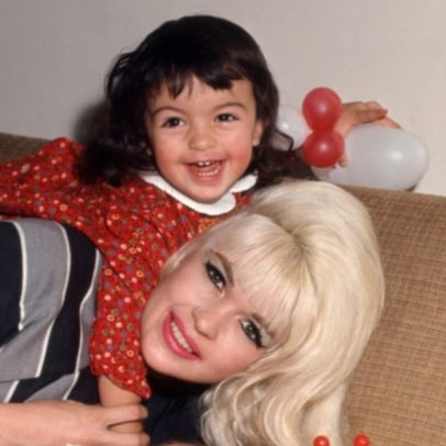 'Mi mamá Jayne' promove apoio a vítimas familiares em nova iniciativa