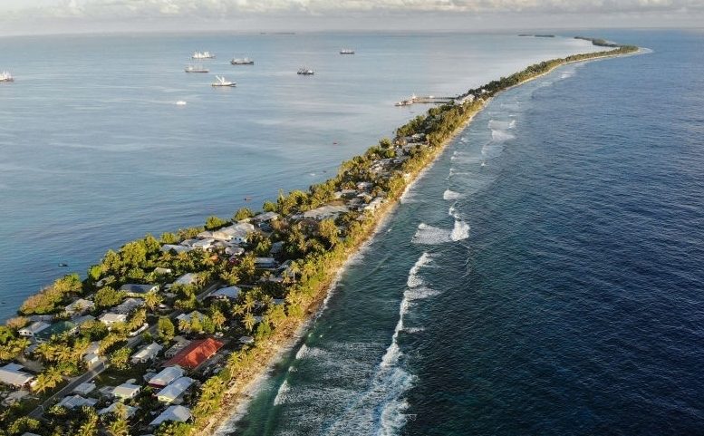 Vista aérea de Tuvalu, nação do Pacífico Sul que pode desaparecer devido à crise climática e a elevação dos oceanos (Foto: Mario Tama/Getty Images)