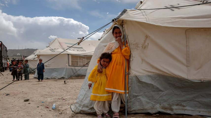 Crianças em um campo de refugiados em Cabul, em 30 de junho de 2025. (Foto: SAMIULLAH POPAL/EFE)