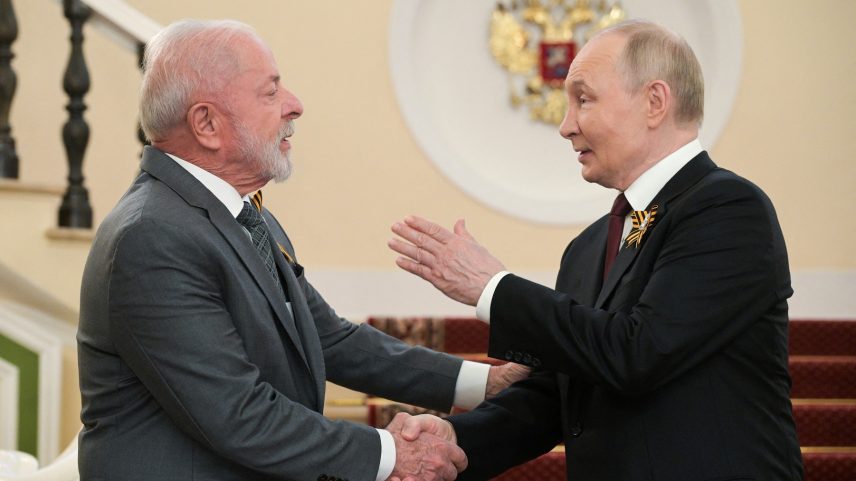 Presidente russo Vladimir Putin cumprimenta o presidente brasileiro Luiz Inácio Lula da Silva - 09/05/2025 (Foto: Alexei Nikolsky/Agência anfitriã RIA Novosti/Divulgação via REUTERS)