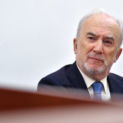 Políticos enfrentam críticas por uso de linguagem inadequada, alerta diretor da RAE