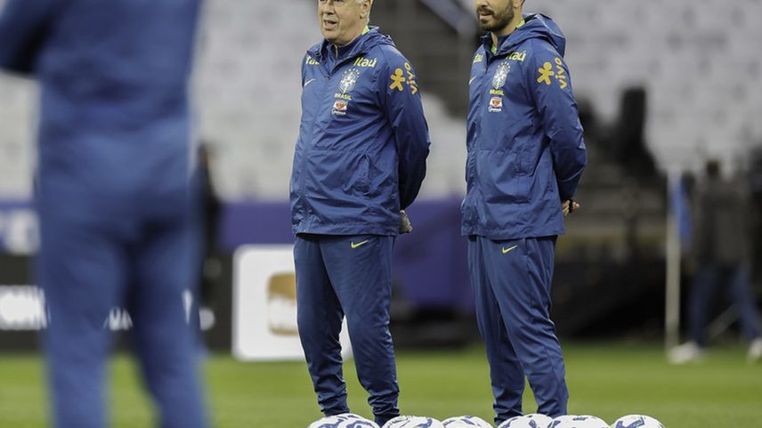Carlo Ancelotti ao lado do filho Davide, seu auxiliar na seleção brasileira (Foto: Rafael Ribeiro/CBF)
