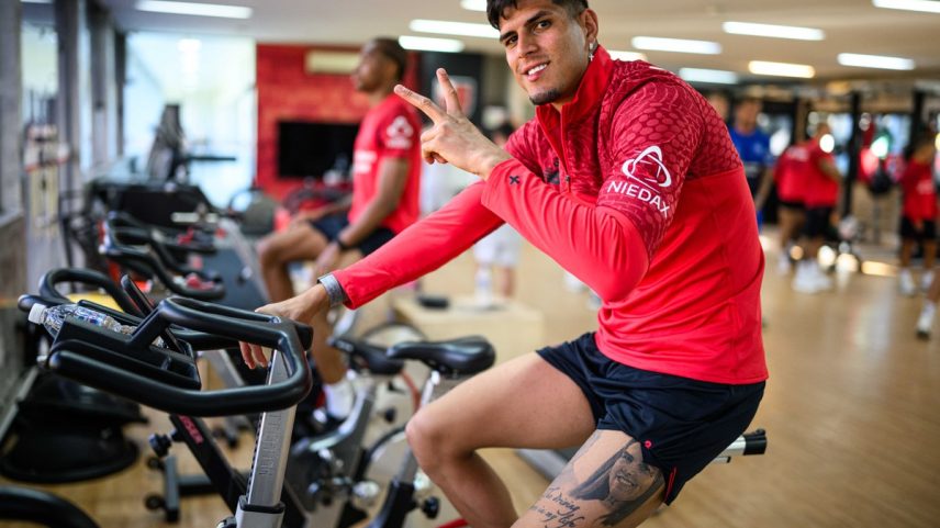 Piero Hincapié durante a pré-temporada no Brasil (Foto: Divulgação/Bayer Leverkusen)