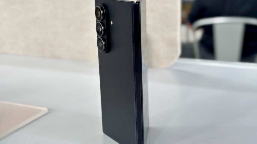 Galaxy Z Fold 7 entreaberto (Foto: Ana Letícia Loubak/TechTudo)