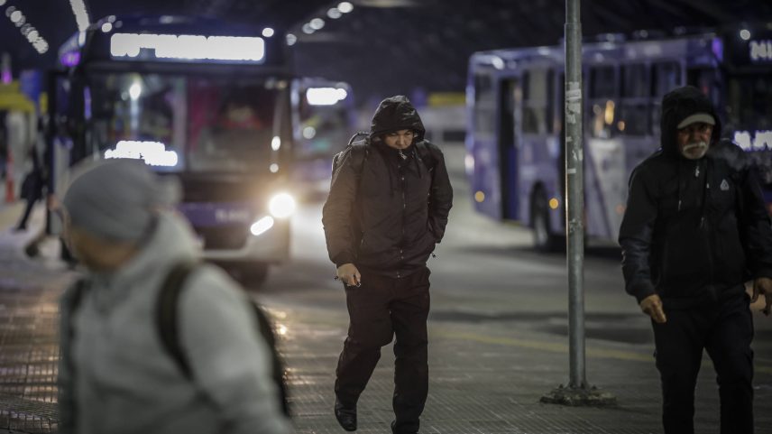 Usuários agasalhados para enfrentar o frio deste inverno no terminal de ônibus Vila Sônia, na zona oeste de São Paulo (Foto: Bruno Santos - 25.jun.25/Folhapress)
