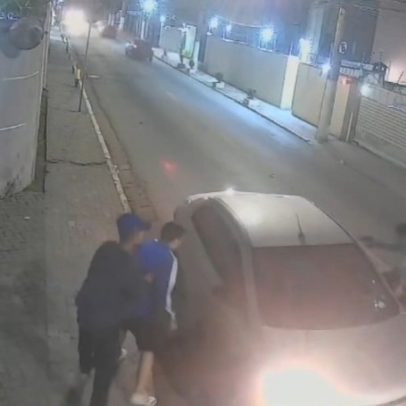 Ladrões agem em 30 segundos e roubam bolsas de passageiros em carro