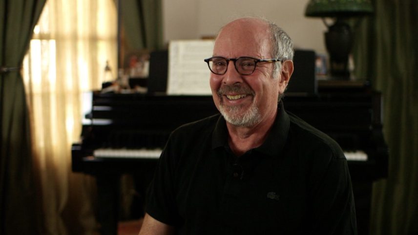 Mark Snow em entrevista para a Academia da Televisão americana (Foto: Reprodução/YouTube/FoundationINTERVIEWS)
