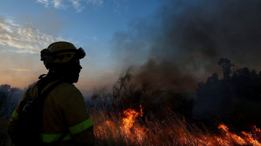 Brigadista combate o fogo em Valmojado, na Espanha 17/07/2025 (Foto: REUTERS/Susana Vera)