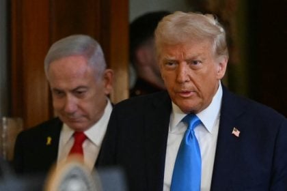 Donald Trump e o primeiro-ministro de Israel, Benjamin Netanyahu, em um encontro na Casa Branca realizado no dia 4 de fevereiro de 2025. (Foto: ANDREW CABALLERO-REYNOLDS / AFP)